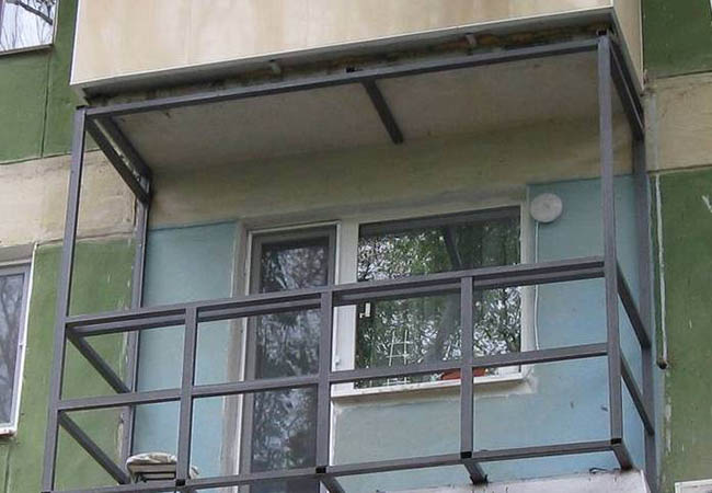 Альтернативное остекление балкона оргстеклом вместо стекла Юбилейный